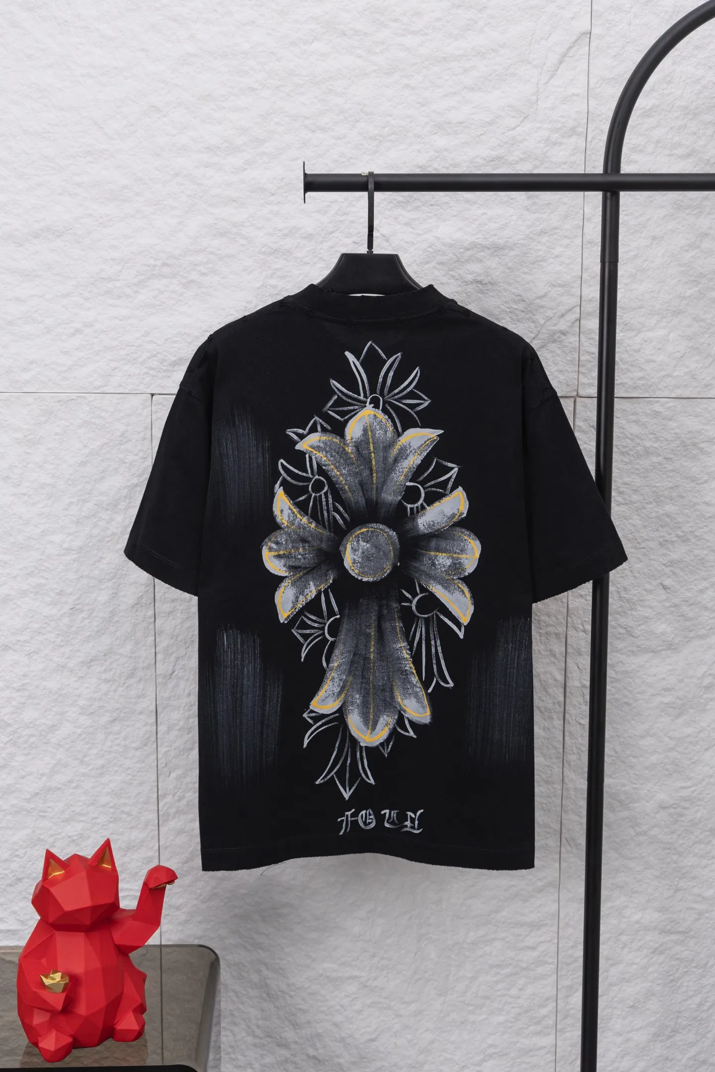 P240 model number/F060 Chrome hearts new hand-painted T-shirt. Heavy 350g double yarn fabric. Wash the whole garment twice. The four sides are frayed and picked. Heavy fabric. The neckline is made of icy Salona. Loose version. Deep, wide and stylish. No deformation or shrinkage. Fabric: 350g. Version: loose. Color: black and white.